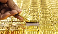 Giá vàng thế giới bất động giữa 'cơn bão' thuế