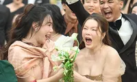 Hồ Quỳnh Hương bắt được hoa của Vũ Cát Tường