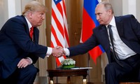 Cả thế giới ‘nín thở’ sau cú bắt tay của ông Trump và ông Putin 