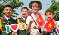Khách Tây đội nón tai bèo, quấn khăn rằn hòa cùng không khí hào hùng 30/4