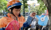 Khoác áo &apos;điều hòa&apos;, xách bình đá lạnh mưu sinh dưới nắng nóng bỏng rát