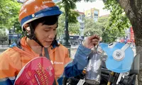 Khoác áo 'điều hòa', xách bình đá lạnh mưu sinh dưới nắng nóng bỏng rát