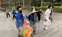 Thanh niên tình nguyện hỗ trợ du khách về dâng hương các Vua Hùng
