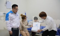 &apos;Sinh viên 5 tốt&apos; thăm, tặng quà cho bệnh nhi tại Sơn La