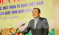 Phó Thủ tướng Chính phủ Trần Lưu Quang trao quà Tết tại Hòa Bình