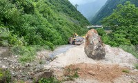 Sạt lở, đá rơi khiến người lái máy xúc tử vong tại chỗ