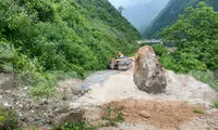 Sạt lở, đá rơi khiến người lái máy xúc tử vong tại chỗ