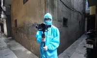 Học theo y bác sĩ tuyến đầu cạo trọc tóc, chàng phóng viên nhận biểu cảm bất ngờ từ bố mẹ