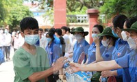 Thanh niên tình nguyện chạy xe ôm miễn phí, đội nắng tiếp sức sĩ tử