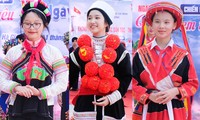 Người mẫu nhí trình diễn trang phục dân tộc nơi địa đầu Tổ quốc