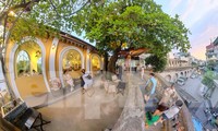 Giới trẻ rủ nhau check in tại quán cà phê đường tàu mới xuất hiện ở ga Long Biên