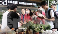 Giới trẻ Hà Nội nhận rác, tặng cây