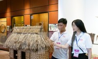 Đại biểu trẻ trải nghiệm nét đẹp văn hóa 54 dân tộc anh em