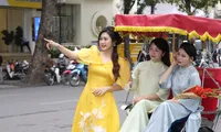 Thiếu nữ Hà thành nô nức diện áo dài đón xuân, thợ ảnh thu nhập cao dịp cận Tết