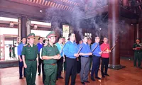 Bí thư T.Ư Đoàn dâng hương tại Đền thờ liệt sĩ Chiến trường Điện Biên Phủ