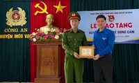 Trao Huy hiệu Tuổi trẻ dũng cảm cho thượng úy công an cứu người giữa dòng nước lũ