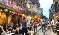 Khách &apos;thông chốt&apos;, cà phê đường tàu đông như chưa từng có lệnh cấm