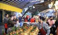 Gà ngậm hoa hồng &apos;chợ nhà giàu&apos; hút khách ngày rằm tháng Giêng