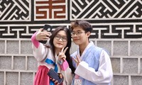 Giới trẻ Hà Nội thích thú check-in trên con đường văn hóa Hàn Quốc 