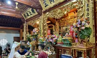 Người dân nườm nượp đến đền Quan Hoàng Bảy (Lào Cai) cầu tài lộc dịp tháng 7 Âm lịch