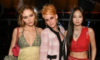 Jennie (BlackPink) &apos;đọ sắc&apos; với con gái Johnny Depp và Kristen Stewart
