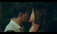 Thanh Sơn- Lương Thu Trang khóa môi ngọt ngào dưới cơn mưa