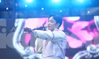 Hàng nghìn khán giả lạc giọng hô tên, hát &apos;Nàng thơ&apos; theo Hoàng Dũng 