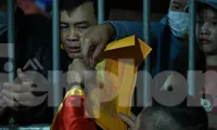 Người dân thức xuyên đêm để được phát ấn đền Trần từ tờ mờ sáng