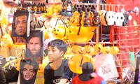 Rất nhiều Messi, Ronaldo xuất hiện ở phố cổ Hà Nội