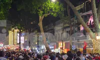 Hàng nghìn người đứng dưới ban công nhà Tuấn Hưng gần Hồ Gươm