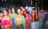Tiểu Vy, Quốc Anh cùng hàng nghìn người mặc Việt phục xuống phố