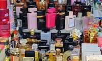 Bên trong khu chợ bán đồ gắn mác Dior, Gucci, Adidas giá vài chục nghìn đồng