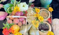Mọi người đều uống rượu, ăn hoa quả, gọi là giết sâu bọ...
