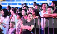 Khán giả Huế ngồi kín sân khấu xem thí sinh Hoa hậu Việt Nam tập luyện