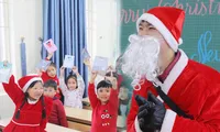 Một ngày bận rộn của &apos;ông già Noel&apos; 9x tại Hà Nội