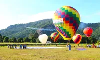 Người miền Tây đổ xô ngắm khinh khí cầu đa sắc dưới chân Phụng Hoàng Sơn