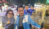 Đại biểu dự Đại hội Đoàn XII trải nghiệm xe buýt hai tầng ở Thủ đô