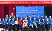 Thanh niên thành phố biên cương ra mắt đội &apos;Bình dân học vụ số&apos;, shipper bình an
