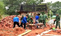 Chiến sĩ biên phòng cùng thanh niên giúp hộ nghèo xóa nhà tạm