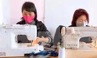 Nhiều người Việt Nam đã mượn máy về nhà may khẩu trang trong thời gian cách ly ở nhà.