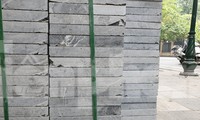 Đá lát vỉa hè đường phố Hà Nội chưa thi công đã xuất hiện những vết nứt, rạn...