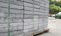 Các viên đá được đưa đi lát vỉa hè ở các tuyến phố tại Hà Nội còn nguyên kiện nhưng đã sứt mẻ, nứt nẻ được xử lý bằng cách... quét vôi, ve để che kín.