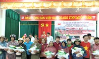 Trao quà hỗ trợ người dân khắc phục lũ lụt tại Quảng Trị