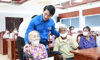 Bí thư T.Ư Đoàn thăm, tặng quà Trung tâm Điều dưỡng Người có công và Bảo trợ xã hội tỉnh Quảng Trị