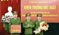 Ô tô khách bị tai nạn, phát hiện 15kg chất lạ và 10 vật thể hình bánh nghi ma túy 
