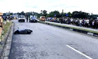 Hai học sinh đi xe máy điện bị tai nạn, chị tử vong, em bị thương nặng