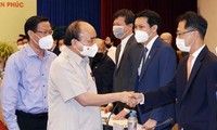 Chủ tịch nước Nguyễn Xuân Phúc trò chuyện thân mật với các doanh nhân trẻ.