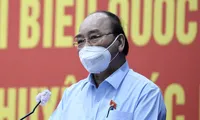 Chủ tịch nước Nguyễn Xuân Phúc trao đổi với các cử tri TPHCM tại buổi tiếp xúc