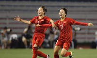 Các cầu thủ đội tuyển nữ tung thú nhồi bông ăn mừng tấm HCV SEA Games thứ 6. Ảnh: Hữu Phạm