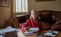 Linda Rink, nhà khoa học cấp cao của Autoliv bên hồ sơ của 20 năm trước. Ảnh: NYTimes.